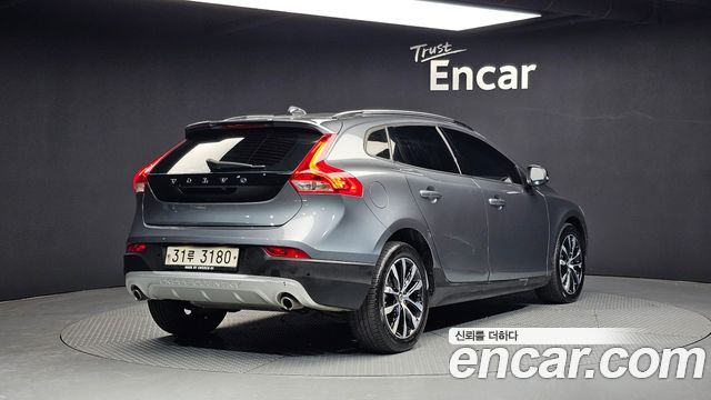Volvo V40 2019 — photo 2
