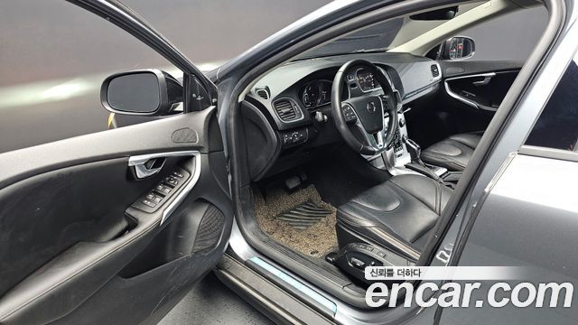 Volvo V40 2019 — photo 11