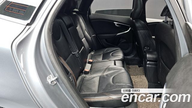 Volvo V40 2019 — photo 12