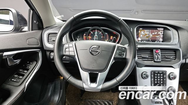 Volvo V40 2019 — photo 13