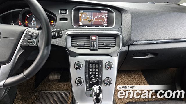 Volvo V40 2019 — photo 14
