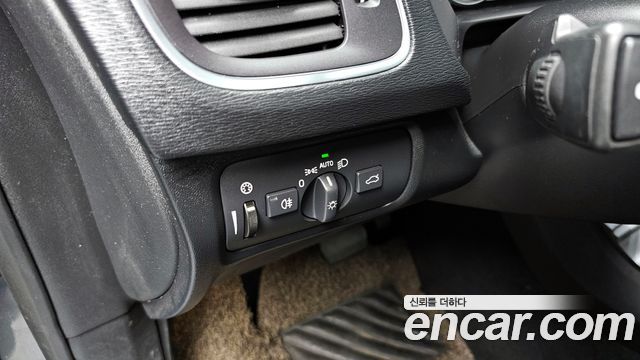 Volvo V40 2019 — photo 17