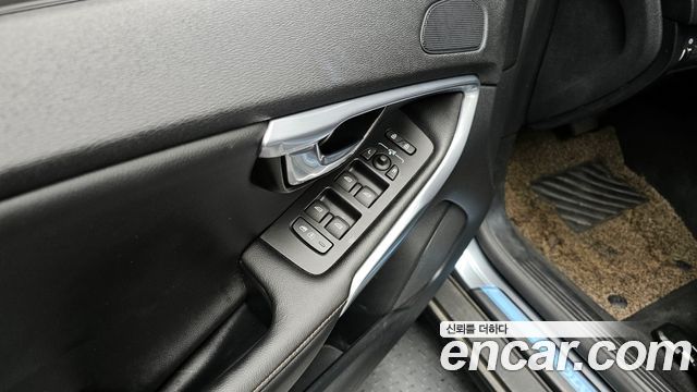Volvo V40 2019 — photo 18