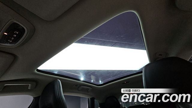 Volvo V40 2019 — photo 19
