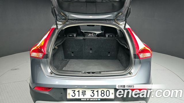 Volvo V40 2019 — photo 20
