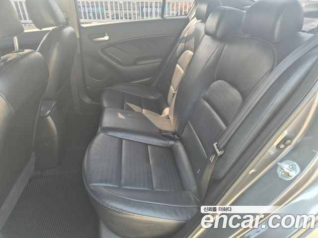 Kia K3 2016 — photo 11