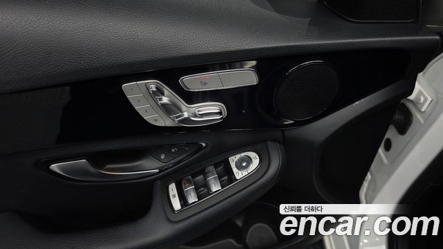 Mercedes-Benz C-Class 2019 — photo 17