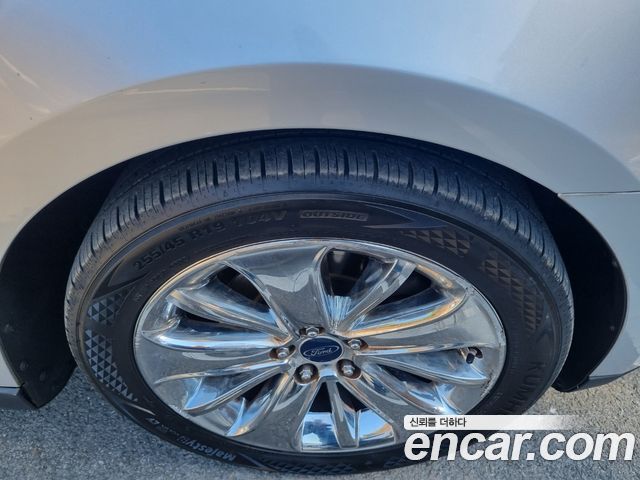 Ford Taurus 2011 — photo 5