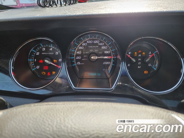 Ford Taurus 2011 — photo 8