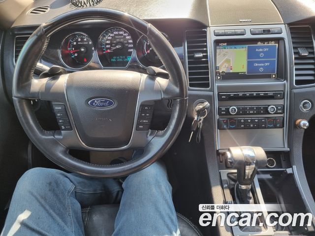 Ford Taurus 2011 — photo 9