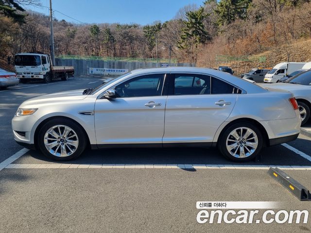 Ford Taurus 2011 — photo 11