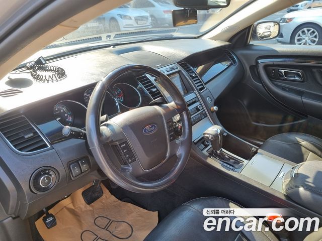 Ford Taurus 2011 — photo 16