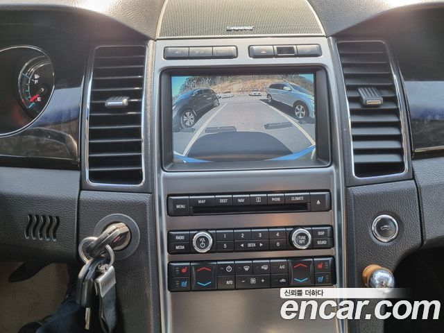 Ford Taurus 2011 — photo 18