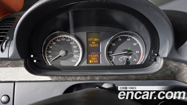 Mercedes-Benz V-Class 2011 — photo 8