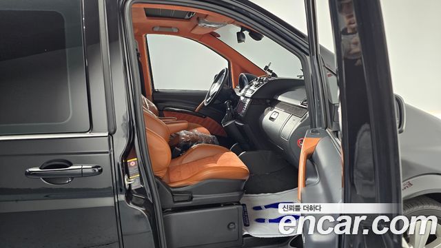 Mercedes-Benz V-Class 2011 — photo 11