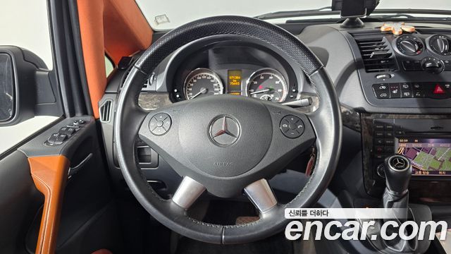 Mercedes-Benz V-Class 2011 — photo 13