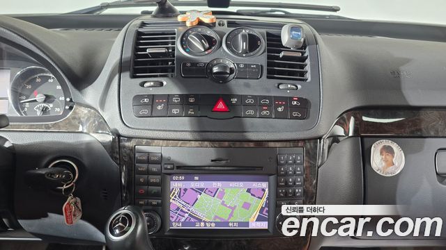 Mercedes-Benz V-Class 2011 — photo 15