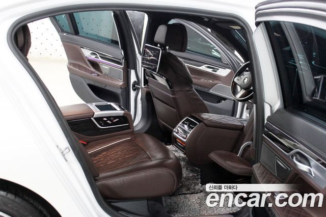 BMW 7-Series 2020 — photo 18