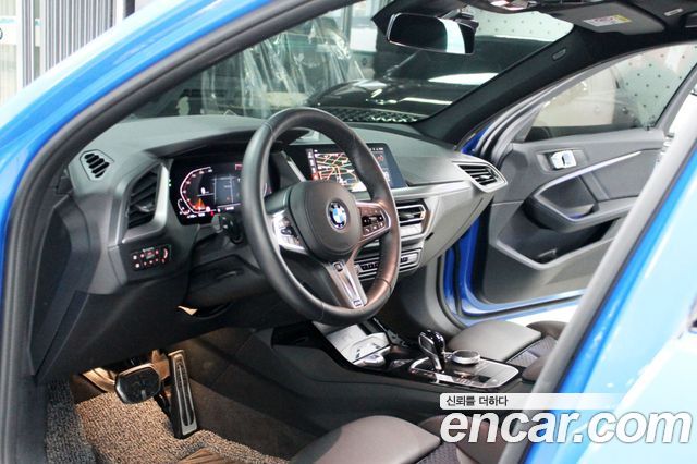 BMW 1-Series 2023 — photo 8