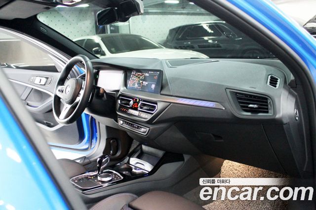 BMW 1-Series 2023 — photo 10