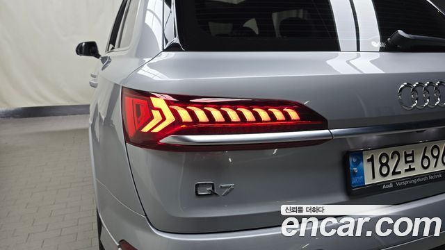 Audi Q7 2021 — photo 9