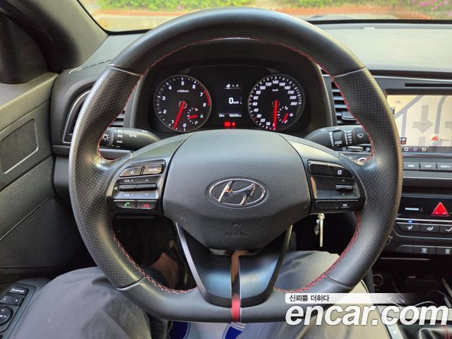 Hyundai AVANTE 2018 — photo 13
