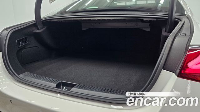 Mercedes-Benz E-Class 2025 — photo 11