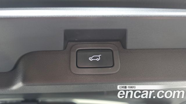 Land Rover Discovery 2019 — photo 24