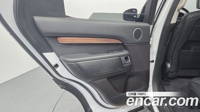 Land Rover Discovery 2019 — photo 15