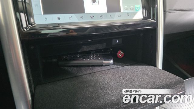 Land Rover Discovery 2019 — photo 30