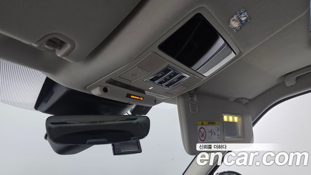 Land Rover Discovery 2019 — photo 31