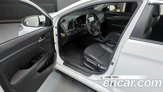 Hyundai AVANTE 2017 — photo 13