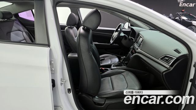 Hyundai AVANTE 2017 — photo 18