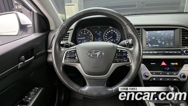 Hyundai AVANTE 2017 — photo 19