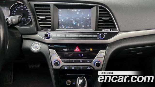 Hyundai AVANTE 2017 — photo 25