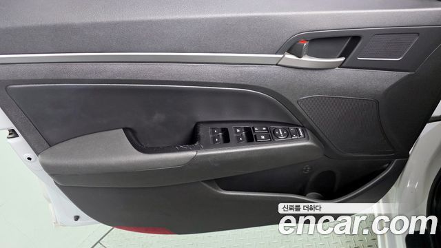 Hyundai AVANTE 2017 — photo 14