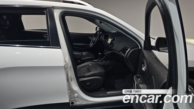 Jeep Cherokee 2021 — photo 16