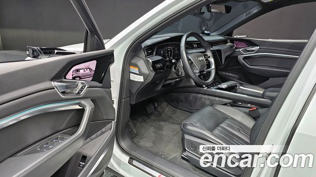 Audi e-tron 2022 — photo 9