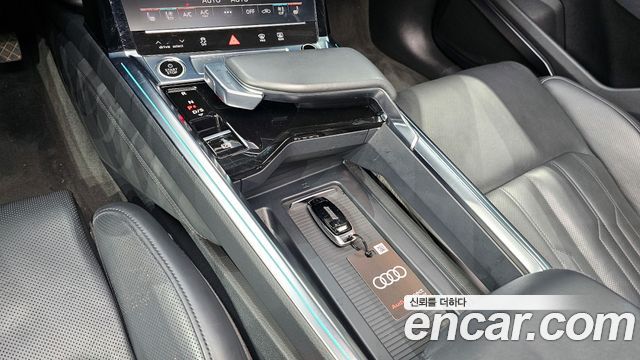 Audi e-tron 2022 — photo 14