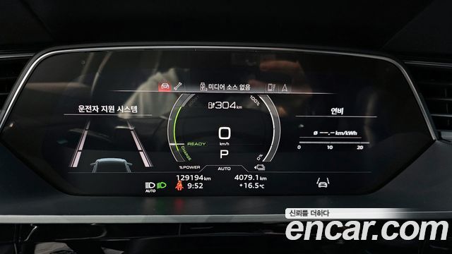 Audi e-tron 2022 — photo 16