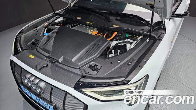Audi e-tron 2022 — photo 20