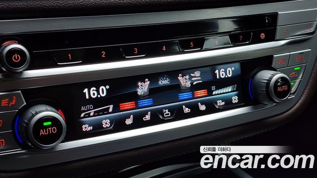 BMW 7-Series 2021 — photo 32