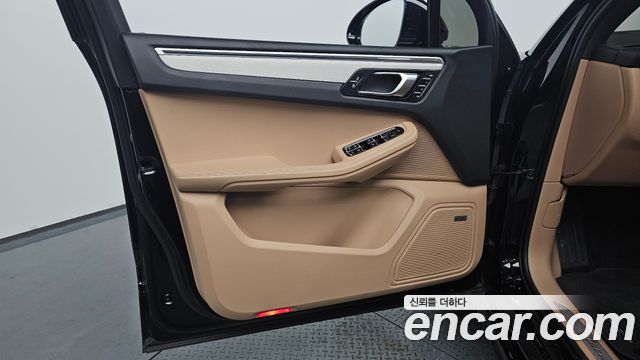 Porsche Macan 2022 — photo 29