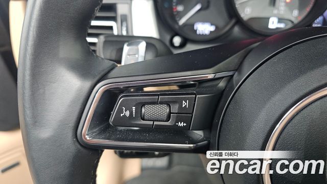 Porsche Macan 2022 — photo 31