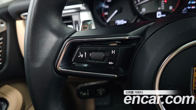 Porsche Macan 2022 — photo 35