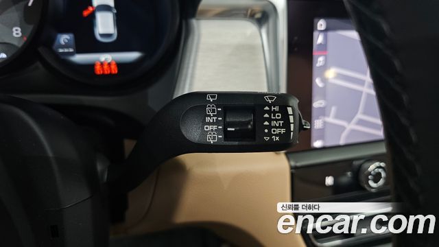 Porsche Macan 2022 — photo 36