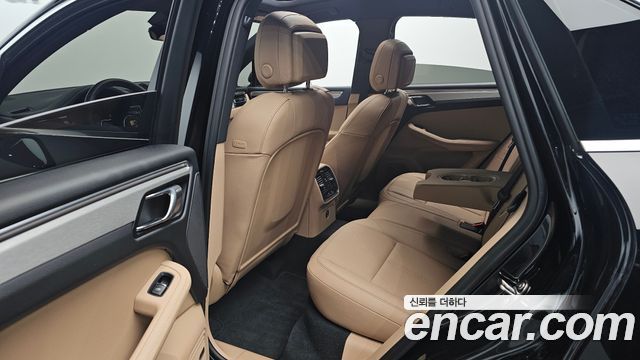 Porsche Macan 2022 — photo 37