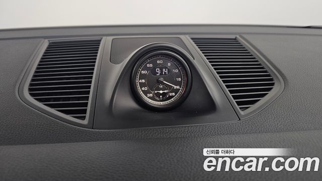 Porsche Macan 2022 — photo 38