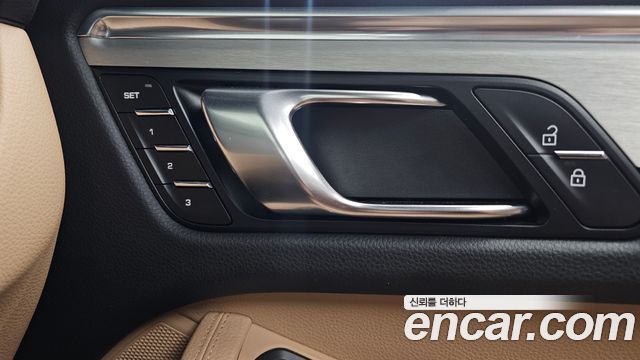 Porsche Macan 2022 — photo 39