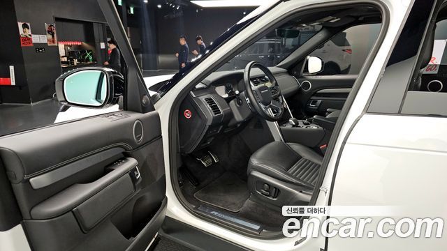 Land Rover Discovery 2023 — photo 10